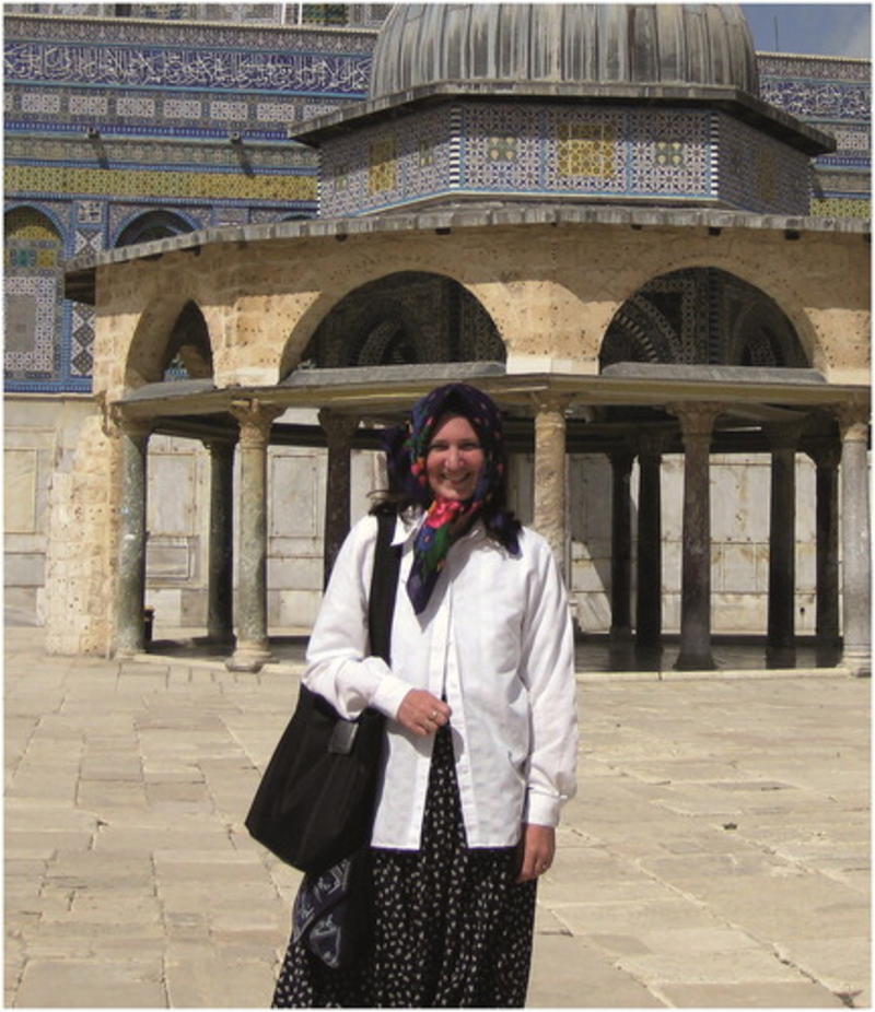 Judith McKenzie in front of the Dome of the Chain (Qubbat al-Silsilah) and the Dome of the Rock (Qubbat al-Ṣakhrah) on the Ḥaram al-Sharīf in Jerusalem.