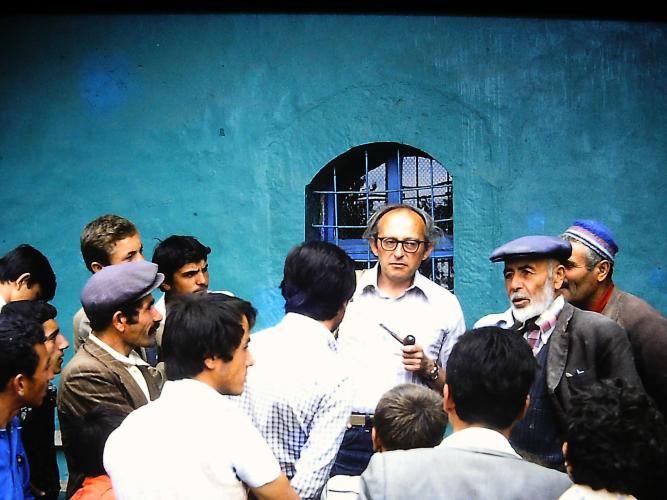 Cyril Mango speaking to villagers outside the mosque at Yürme, July 1979; photo by Michael Whitby.