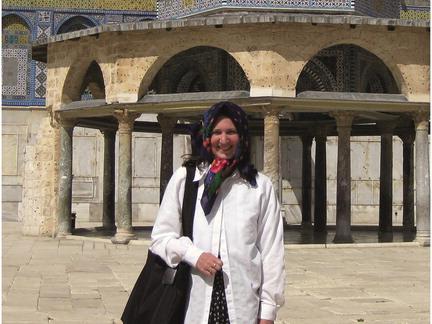 Judith McKenzie in front of the Dome of the Chain (Qubbat al-Silsilah) and the Dome of the Rock (Qubbat al-Ṣakhrah) on the Ḥaram al-Sharīf in Jerusalem.