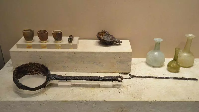 glassmakers iron tongs and glass vessels 6th 7th century